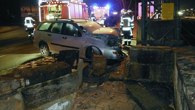 Das Auto prallte gegen eine Mauer an der Fu&szlig;g&auml;ngerunterf&uuml;hrung, Teile fielen auf die Gleise. Foto: Feuerwehr Forchheim