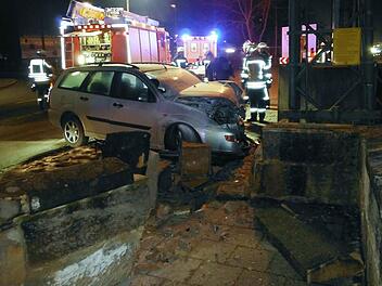 Das Auto prallte gegen eine Mauer an der Fußgängerunterführung, Teile fielen auf die Gleise. Foto: Feuerwehr Forchheim