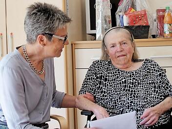 Auch Zweite Bürgermeisterin Jutta Köhler gratulierte der Jubilarin Betti Vogel. Foto: Johanna Blum