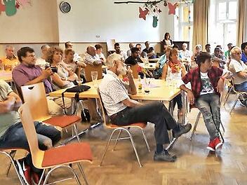 Pfarrer Volkmar Gregori (rechts) wandte sich bei dem Abschiedsfest an die Asylbewerber wie auch an die Mitglieder des Helferkreises. Foto: Geiling