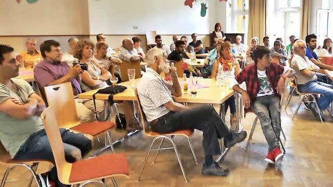 Pfarrer Volkmar Gregori (rechts) wandte sich bei dem Abschiedsfest an die Asylbewerber wie auch an die Mitglieder des Helferkreises. Foto: Geiling