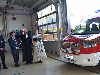 Die Geistlichen (v. r.) Pfarrer Hans Martin und Reinhard Kube segneten den neuen MTW der Feuerwehr Marktrodach, mit im Bild Bürgermeister Norbert Gräbner und Kommandant André Kestel. Foto: Karl-Heinz Hofmann