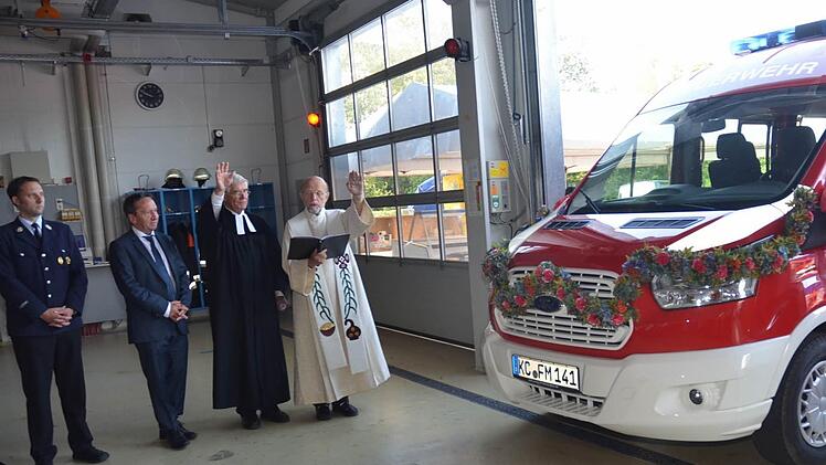 Die Geistlichen (v. r.) Pfarrer Hans Martin und Reinhard Kube segneten den neuen MTW der Feuerwehr Marktrodach, mit im Bild Bürgermeister Norbert Gräbner und Kommandant André Kestel. Foto: Karl-Heinz Hofmann