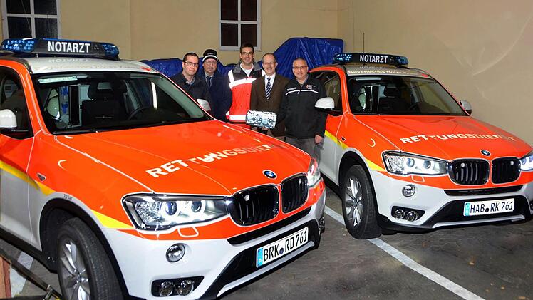 Besonders freuen sich darüber (von links): Sebastian Hedrich (Wachleiter Bad Kissingen), Thomas Schlereth (Leiter Integrierte Rettungsleitstelle Schweinfurt), Alexander Kretz (Wachleiter Hammelburg), Dr. Alexander Siebel (Kreisvorsitzender BRK) und Rudolf Baier (Leiter Rettungsdienst).  Foto: Peter Rauch