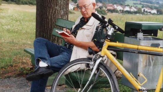 Mit Drahtesel und Notizblock: Pfarrer Klaus Kuhrau. Foto: privat