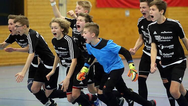 Nach dem Sieg im Bezirksfinale war der Jubel bei den C-Junioren des FC Coburg groß. Am Samstag in Kronach werden sie auf die besten Hallenteams aus ganz Bayern treffen. Foto: Timo Geldner