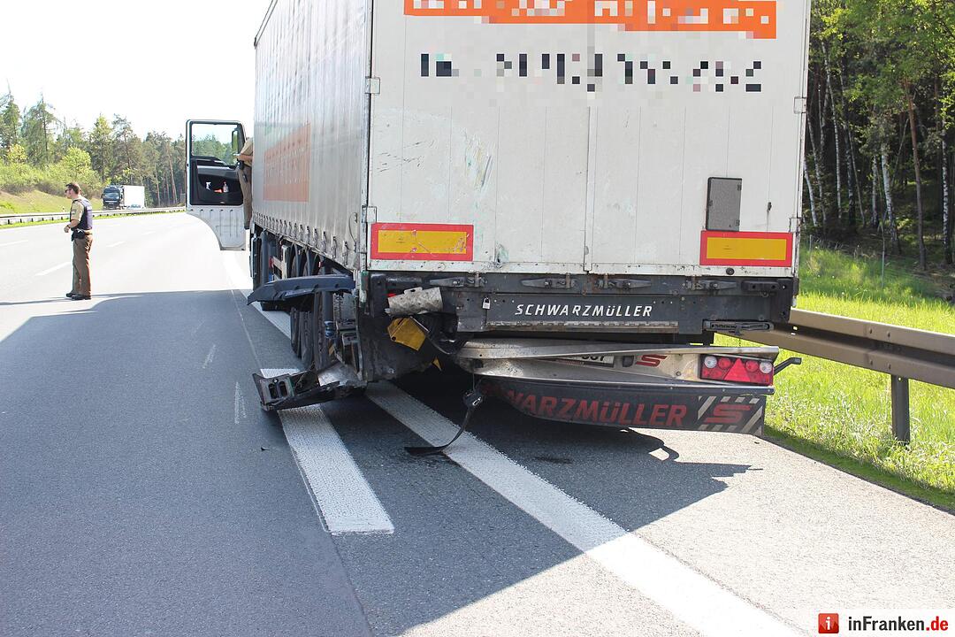 A9: Kleintransporter prallt gegen Heck eines Lkws – drei Menschen schwer verletzt