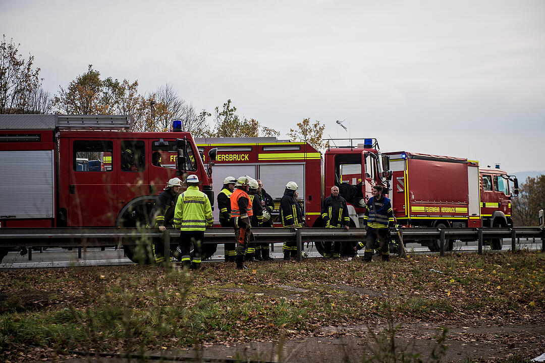 A6 bei Nürnberg: Transporter prallt in Baum - ein Toter