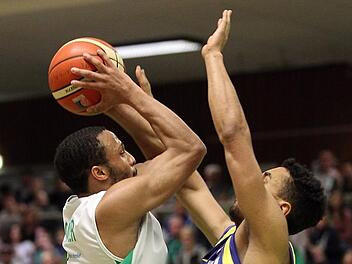 Chris Fowler (l.), der hier gegen den Hagener Joel-Sadu Aminu zum Korb zieht, glänzte mit 14 Punkten in der ersten Halbzeit. Foto: sportpress