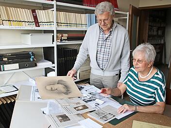 Rita und Roman Jonas mit dem Bild von Hofrat Dr. Michael Werner. Zeitungsartikel haben Rita Jonas auf die richtige Spur gebracht.  Foto: Thomas Malz
