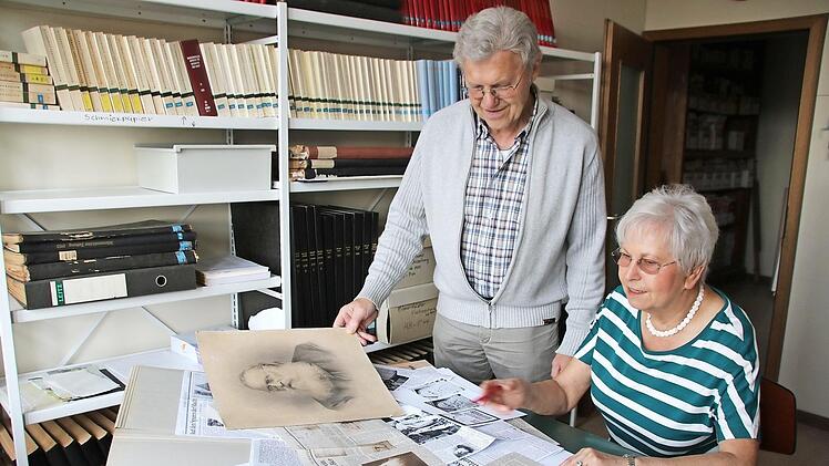 Rita und Roman Jonas mit dem Bild von Hofrat Dr. Michael Werner. Zeitungsartikel haben Rita Jonas auf die richtige Spur gebracht.  Foto: Thomas Malz
