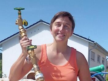 Stefanie Stärk und ihre Wasserzählergarnitur.  Foto: privat