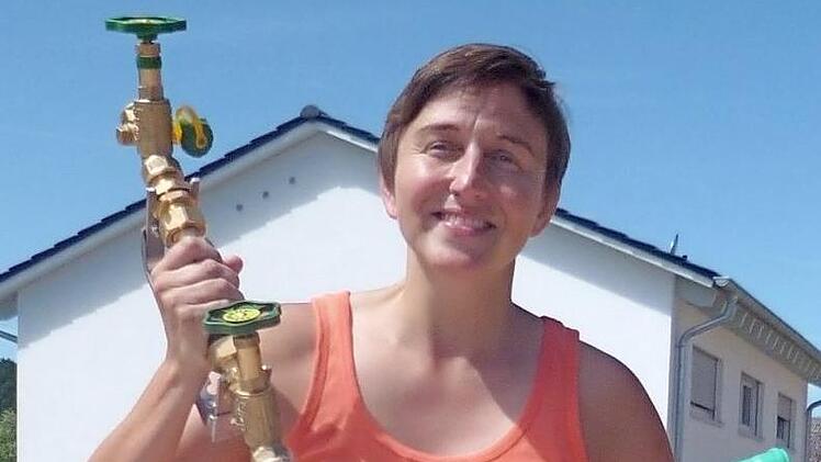 Stefanie Stärk und ihre Wasserzählergarnitur.  Foto: privat