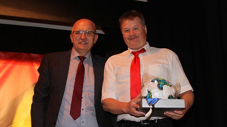 Die Glückwünsche des Bayerischen Fußballverbandes überbrachte BFV-Kreisvorsitzender Gottfried Bindrim (links) an Sportvorstand Thomas Gutte.