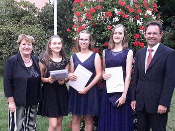 Realschuldirektor Michael Kreil zeichnete (von rechts) Caroline Starz, Paula Wirsing und Valeria Karle für hervorragende Leistungen aus. Im Namen der Stadt gratulierte Bürgermeisterin Brigitte Meyerdierks (links) den erfolgreichen Jugendlichen. Foto: Rolf Pralle