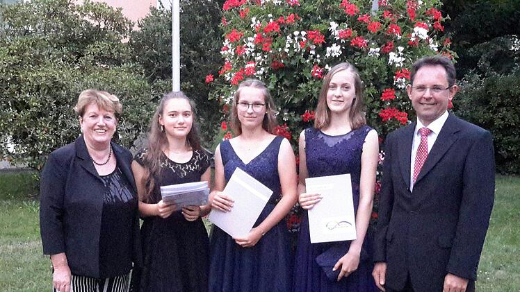 Realschuldirektor Michael Kreil zeichnete (von rechts) Caroline Starz, Paula Wirsing und Valeria Karle für hervorragende Leistungen aus. Im Namen der Stadt gratulierte Bürgermeisterin Brigitte Meyerdierks (links) den erfolgreichen Jugendlichen. Foto: Rolf Pralle