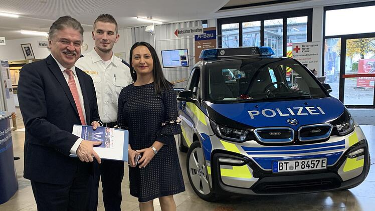 Landrat Klaus Peter S&ouml;llner und Bildungskoordinatorin Souzan Nicholson er&ouml;ffneten den "Mark der M&ouml;glichkeiten". Foto: Sonny Adam