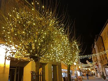 Lichterglanz in der Fußgängerzone. Das Weihnachtsgeschäft ist aber "ruhig angelaufen", wie Alexandra Hofmann von "Unser Kulmbach" bedauert. Die Händlervereinigung wirbt mit dem Couponheft "Sparen im Advent in Kulmbach" und mit dem Kulmbach-Fünfer. Foto: Archiv/Dagmar Besand