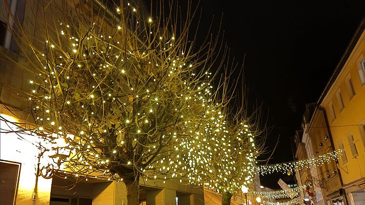 Lichterglanz in der Fußgängerzone. Das Weihnachtsgeschäft ist aber "ruhig angelaufen", wie Alexandra Hofmann von "Unser Kulmbach" bedauert. Die Händlervereinigung wirbt mit dem Couponheft "Sparen im Advent in Kulmbach" und mit dem Kulmbach-Fünfer. Foto: Archiv/Dagmar Besand