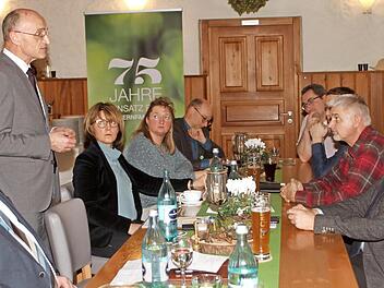 Bauernverband-Kreisobmann Klaus Merkel, Landrat Wilhelm Schneider und Kreisbäuerin Cäcilie Werner (von links) im Gespräch  Foto: gg