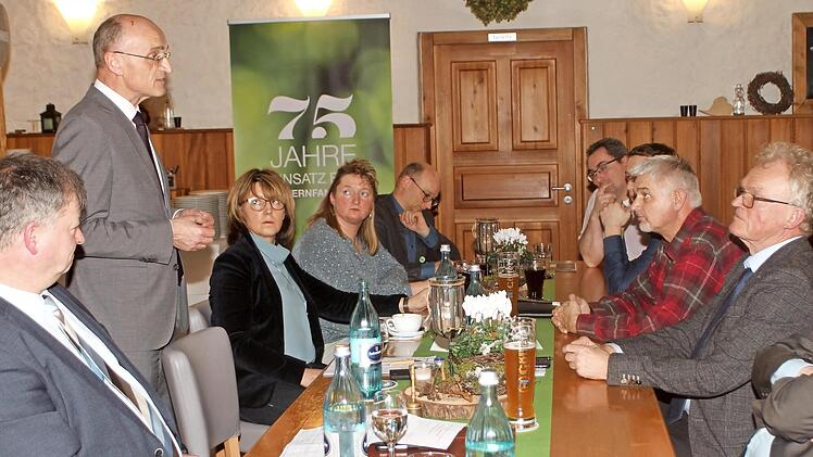 Bauernverband-Kreisobmann Klaus Merkel, Landrat Wilhelm Schneider und Kreisbäuerin Cäcilie Werner (von links) im Gespräch  Foto: gg