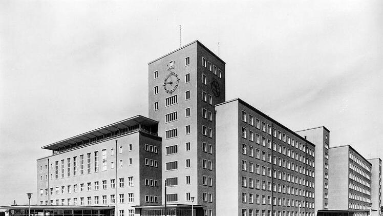 Symbol des Wirtschaftsaufschwungs: Siemens errichtete  Ende der 1940er Jahr das Verwaltungsgebäude in Erlangen. 1953 war es fertiggestellt.  Im Volksmund wird es aufgrund seiner rosafarbenen Fassade noch heute  "Himbeerpalast" genannt. Foto: Siemens Archiv