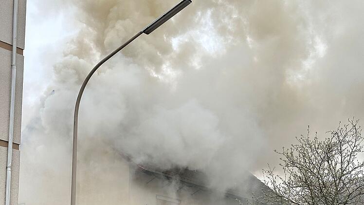 Brand in Kronach: Hohe Flammen schlagen aus dem Dach