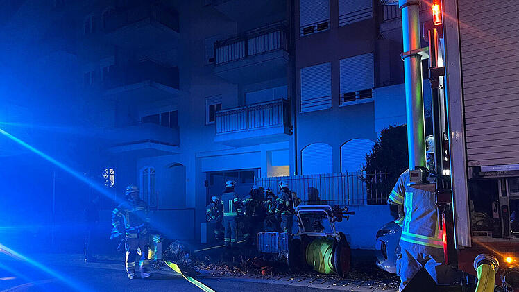 Bamberg: Feuerwehr in verrauchtes Gebäude alarmiert - Eine Person ins Krankenhaus gebracht