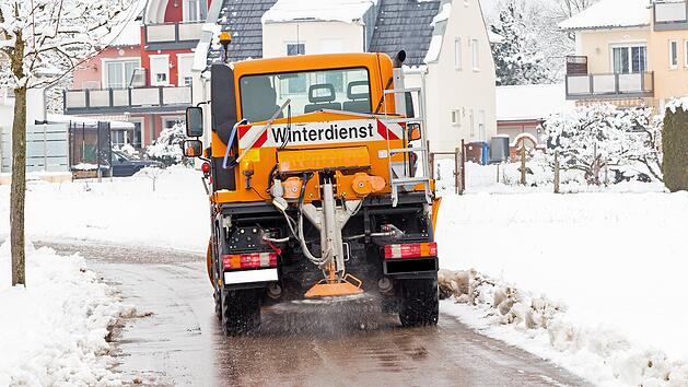 Fahrzeug des Winterdienstes im Einsatz, Schnee, Streusalz