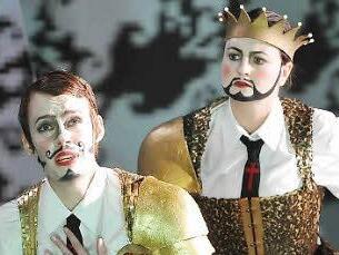 Freundlichen Applaus gab es für die Wiederaufnahme von Händels "Rinaldo" - nicht zuletzt für Hayley Sugars (links) in der Titelpartie und Stefanie Schmitt als Eustazio.Fotos: Andrea Kremper