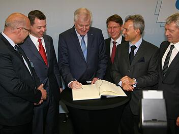Horst Seehofer trug sich ins Gästebuch des Energieparks Hirschaid ein. Mit dabei (von links) Klaus Homann, Thomas Silberhorn, der Vorsitzende der Kommunalpolitischen Vereinigung der CSU, Stefan Rößle, Energiepark-Betreiber Frank Seuling und Johann Kalb. Fotos: Werner Baier