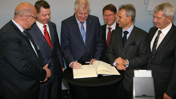 Horst Seehofer trug sich ins Gästebuch des Energieparks Hirschaid ein. Mit dabei (von links) Klaus Homann, Thomas Silberhorn, der Vorsitzende der Kommunalpolitischen Vereinigung der CSU, Stefan Rößle, Energiepark-Betreiber Frank Seuling und Johann Kalb. Fotos: Werner Baier