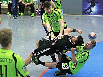 Dominik Kelm versuchte mit allen Mitteln zum Torerfolg zu kommen, hier versucht es der Coburger Kreisläufer mit einem Wurf über den Kopf. Fotos: Iris Bilek