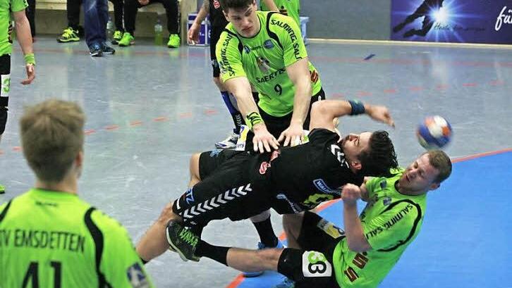 Dominik Kelm versuchte mit allen Mitteln zum Torerfolg zu kommen, hier versucht es der Coburger Kreisläufer mit einem Wurf über den Kopf. Fotos: Iris Bilek