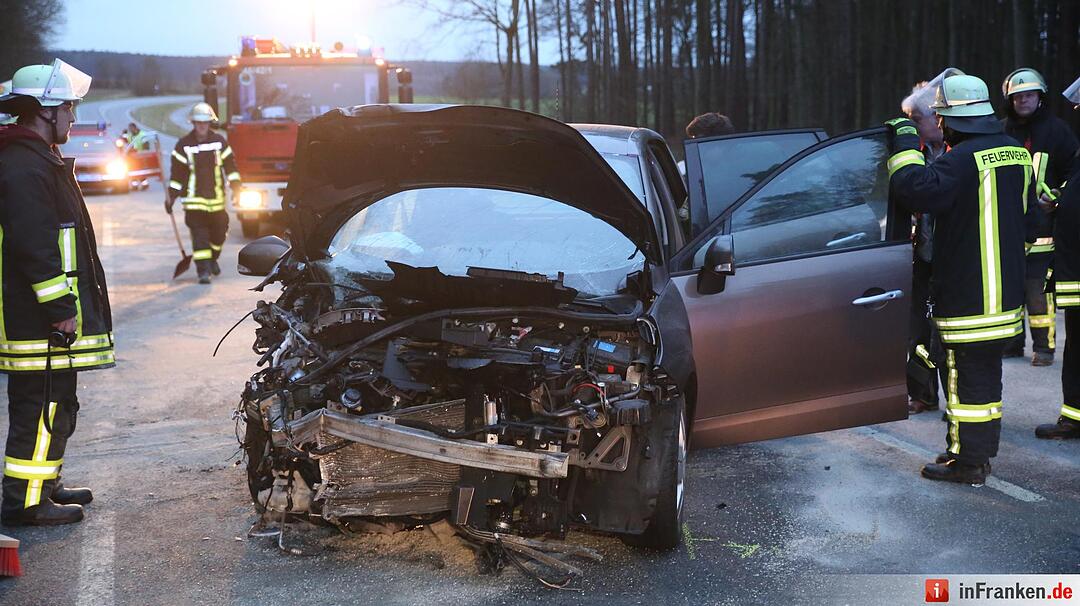 Zwei Schwerverletzte bei Frontalzusammenstoß auf der B14
