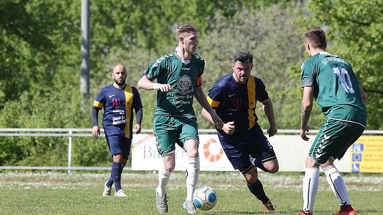 Dominik Endres vom SC Kemmern wird von Frank Grassl verfolgt.