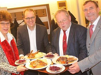 Wildente gibt Kraft: MdL Susann Biedefeld zusammen mit (von links) dem Vorsitzenden der SPD-Landtagsfraktion,Markus Rinderspacher, sowie den Landtagsabgeordneten Klaus Adelt und Christoph Rabenstein. Foto: Matthias Einwag