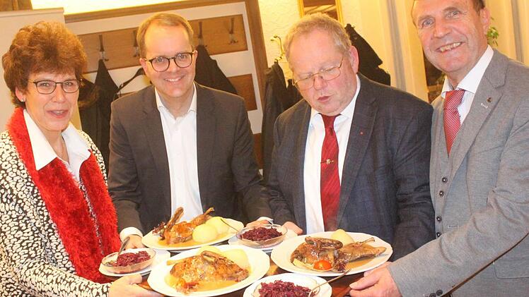 Wildente gibt Kraft: MdL Susann Biedefeld zusammen mit (von links) dem Vorsitzenden der SPD-Landtagsfraktion,Markus Rinderspacher, sowie den Landtagsabgeordneten Klaus Adelt und Christoph Rabenstein. Foto: Matthias Einwag