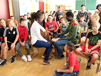 Mireille Gomis und Pascal Diouf sangen und trommelten mit den Schülern.     Foto: Johanna Blum
