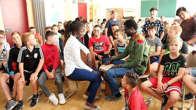 Mireille Gomis und Pascal Diouf sangen und trommelten mit den Schülern.     Foto: Johanna Blum