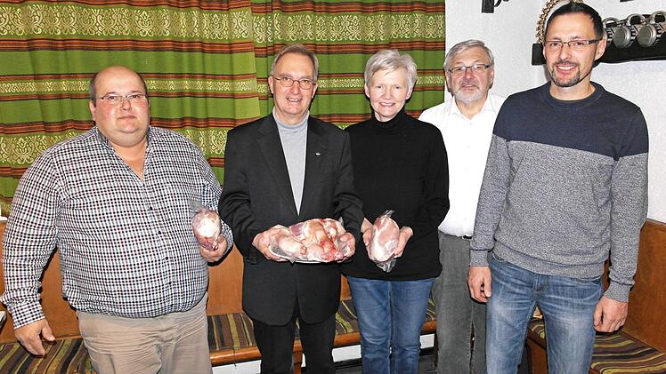 Herbstmeister Stefan Welscher (von links), "Saukönig" Peter Capek, Sabine Schneider (in Vertretung ihres Ehemannes Jürgen Schneider), Vorsitzender Josef Porzelt und Joachim Hofmann Foto: Karl-Heinz Hofmann