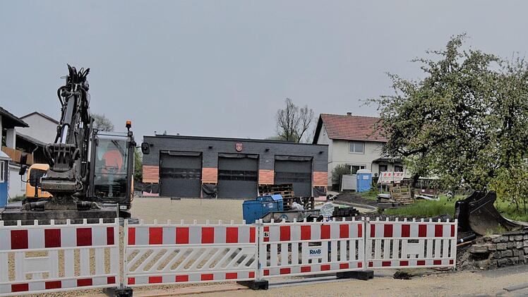 Das neue Feuerwehrgerätehaus in Niederfüllbach ist fast fertig,  jetzt müssen sich die Räte nur noch über die Außengestaltung einigen. Foto: Gabi Arnold