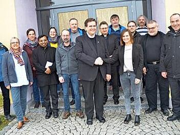 Leitender Pfarrer Detlef Pötzl begrüßt die neue Verwaltungsleiterin Stephanie Trautendorfer im Kreis des Pastoralteams des Seelsorgebereichs Frankenwald. Foto: K.- H. Hofmann