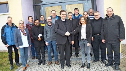 Leitender Pfarrer Detlef Pötzl begrüßt die neue Verwaltungsleiterin Stephanie Trautendorfer im Kreis des Pastoralteams des Seelsorgebereichs Frankenwald. Foto: K.- H. Hofmann