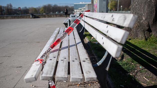 Mit Absperrband der Polizei ist eine Sitzbank am Maschsee in Hannover f&uuml;r Passanten gesperrt. Foto: Julian Stratenschulte / dpa