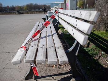 Mit Absperrband der Polizei ist eine Sitzbank am Maschsee in Hannover für Passanten gesperrt. Foto: Julian Stratenschulte / dpa