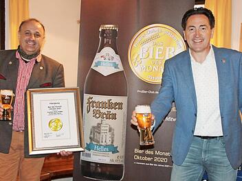 Der Geschäftsführer und Inhaber Franken Bräu, Rainer Mohr (links) und der Gründer von "ProBier-Club.de", Frank Winkel, bei der Überreichung der Auszeichnung Foto: PR