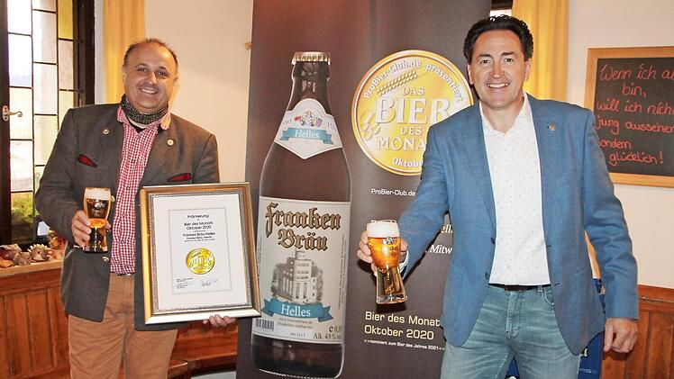 Der Geschäftsführer und Inhaber Franken Bräu, Rainer Mohr (links) und der Gründer von "ProBier-Club.de", Frank Winkel, bei der Überreichung der Auszeichnung Foto: PR