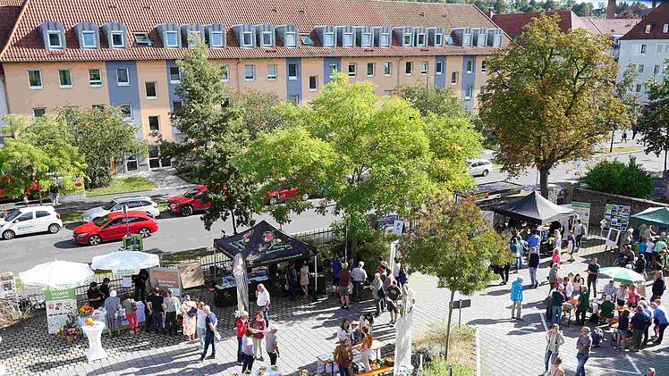 W&uuml;rzburg: Erster Streuobstmarkt war voller Erfolg - welche Attraktionen zahlreiche Besucher anlockten