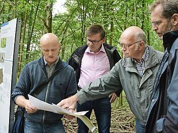 Ralf Obst (Landesamt für Denkmalpflege), Bürgermeister Armin Warmuth, Holzrechtler Waldemar Hauk und Kreisheimatpfleger Roland Heinlein betrachten den neu erstellten Lageplan. Foto: Elisabeth Assmann